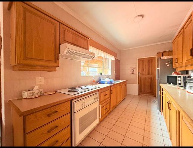 2 BEDROOM TOWNHOUSE FOR SALE IN VANDERBIJLPARK SE 2